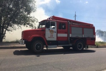 В Мариуполе недавлеко от автозаправки горел камыш (Фотофакт)