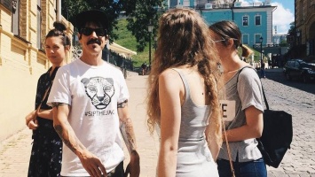 На концерт Red Hot Chili Peppers в Киеве нельзя приносить селфи палки и планшеты
