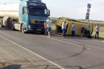 Под Астраханью после ДТП с «Volvo» перевернулась маршрутка «ГАЗель»