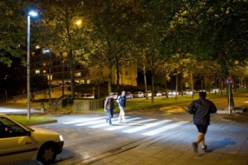 В Киеве обустроят 265 освещенных "зебр"