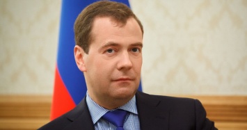 Блогеры осудили Дмитрия Медведева за лоферы Jimmy Choo стоимостью 50 000 рублей