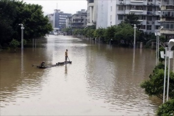 В результате наводнения в Китае погибли десятки человек