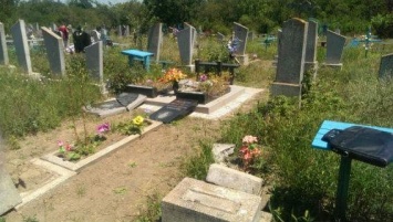 В Одесской области вандалы повредили 152 памятника на кладбище
