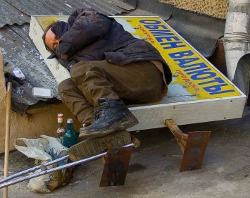 Три четверти украинцев стали беднее после майдана - опрос