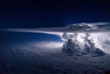 Пилот снял шторм над Тихим океаном в момент удара молнии