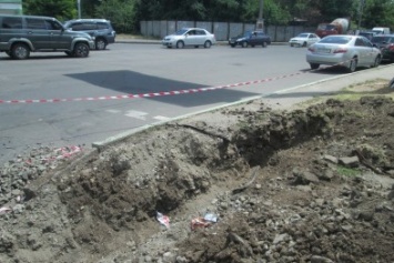 Разрыли и бросили: В Одессе на Черемушках рабочие заблокировали перекресток (ФОТО)