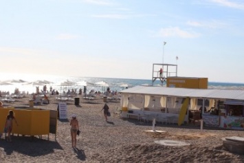 В Крыму торжественно открыли общественный пляж с туалетом, душем и видеонаблюдением (ФОТО)