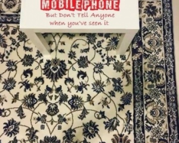 Найди телефон на ковре: забавная загадка (ФОТО)