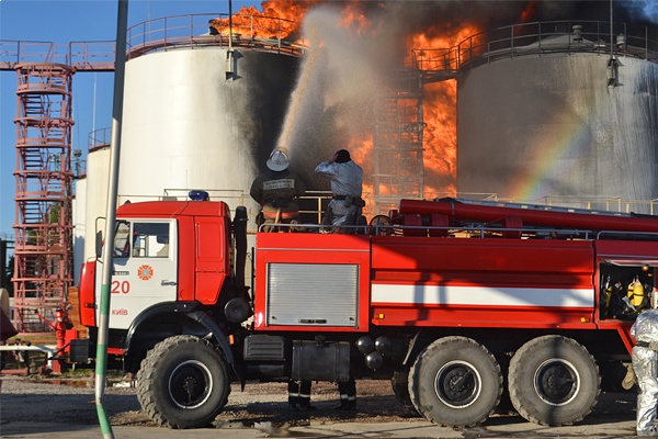 ГСЧС: на нефтебазе под Киевом продолжают гореть три резервуара с топливом