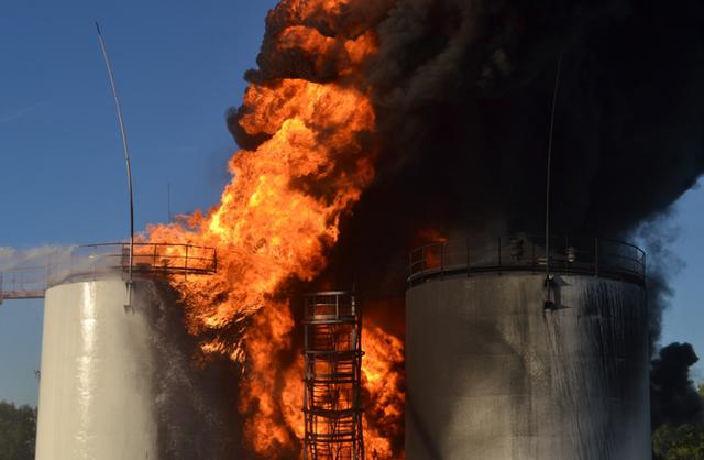 Очередной взрыв прогремел на горящей нефтебазе под Киевом