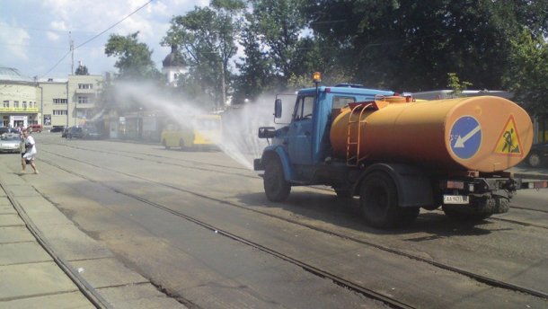 "Киевавтодор" за ночь для мытья киевских дорог использовал 1,9 тыс. куб. м воды