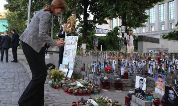 Постпред США в ООН Пауэр на Майдане почтила память погибших во время Революции достоинства