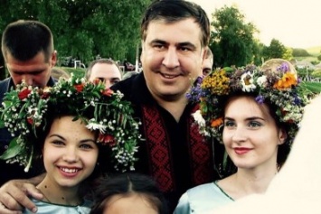 Саакашвили на Кодымщине водил хороводы у костра, дарил велосипеды и наблюдал за ремонтом дорог