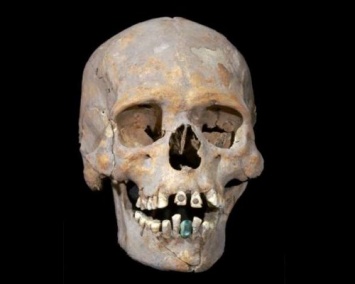 Археологи нашли череп с зубами, инкрустированными минералами