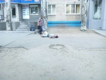 По среди проспекта мужчина лежал в луже крови (фото)