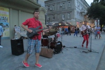 В Одессе на Дерибасовской стеб-бенд «взрывал» толпу (ВИДЕО)
