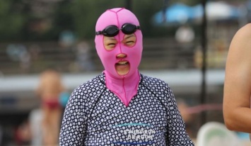 Китайские пляжники защищаются от Солнца маской FACEKINI