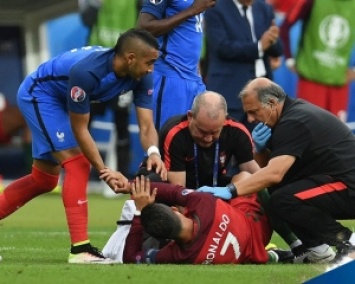 Роналду травмировался в финале и плакал на носилках (ФОТО)