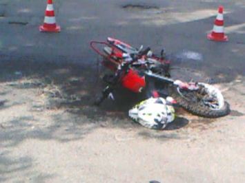 Жуткое ДТП в Днепре: мотоциклист врезался в фуру