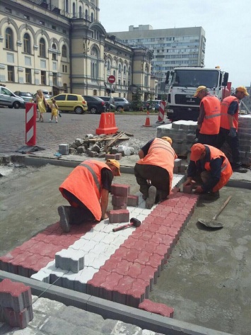 Пешеходный переход возле киевского Оперного театра выложили светоотражающей плиткой