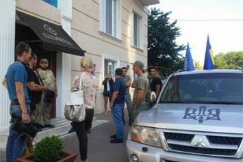Скандал: украинские националисты из "Автомайдана" заблокировали в одесской гостинице политиков из Польши