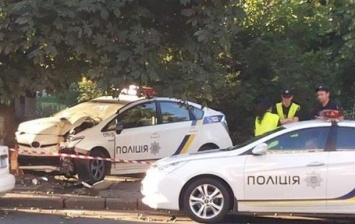 В Киеве авто патрульных врезалось в дерево