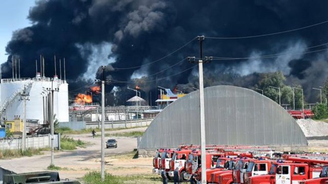 Резервуар с горючим вспыхнул на нефтебазе под Киевом