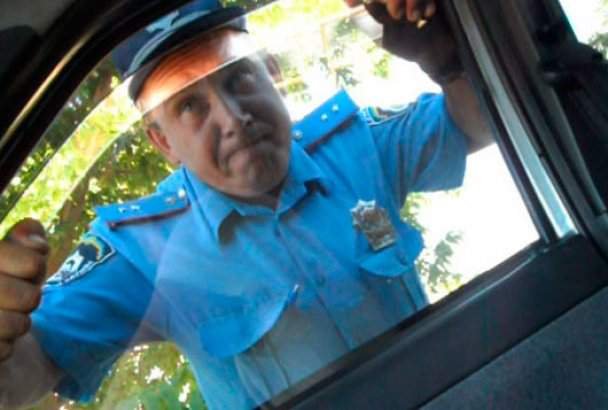 Водитель покусал гаишника в Одессе