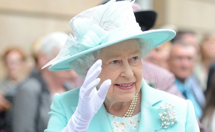 Королева Великобритании наградила орденами более тысячи человек