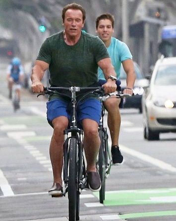 Отцы и дети: Арнольд Шварценеггер катается на велосипеде со своим внебрачным сыном