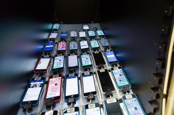 Facebook тестирует приложения с помощью 2000 смартфонов и 8 Mac mini [фото]