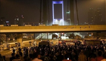 Военные, захватившие мост через Босфор, сдались полиции