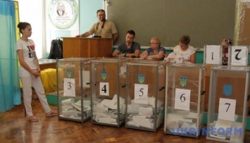 В Чернигове участковые комиссии "подкармливает" один из кандидатов
