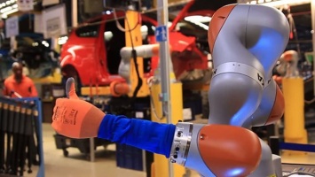 На заводе Ford в Кельне люди работают вместе с роботами