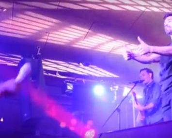Дима Билан уронил микрофон со сцены во время выступления в Новосибирске