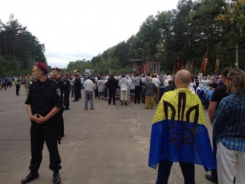 В Житомире активисты не дали "Крестной ходе" УПЦ МП пройти по центральным улицам города