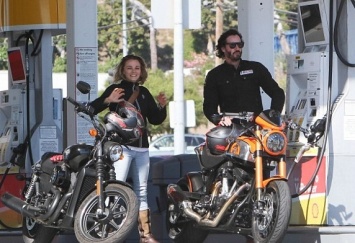 Киану Ривз наслаждается ездой на мотоцикле в компании милой блондинки