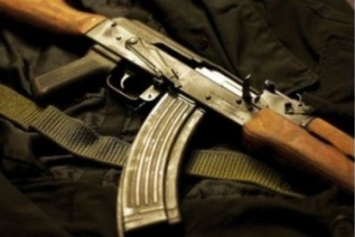 В Свердловском районе вооруженные автоматом Калашникова преступники ограбили шахтера и его жену