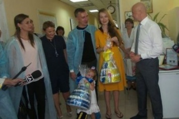 Мэр Одессы Геннадий Труханов с супругой матери пятерняшек вручили сертификат на квартиру(фото)