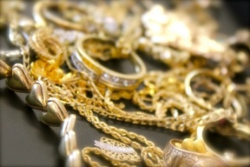 В Кировоградской области женщина похитила золотые украшения