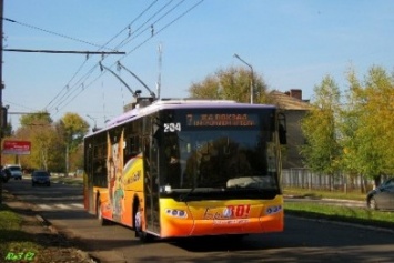 Славянские троллейбусы увешены рекламой. Неэстетичный вид "оценил" городской голова