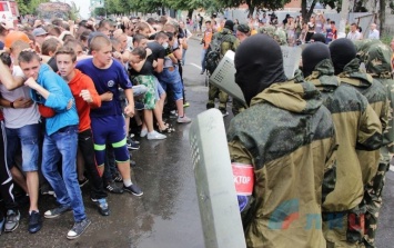 Необычные учения в Луганске - горожане тренировались останавливать врукопашную вооруженных полицаев ОБСЕ