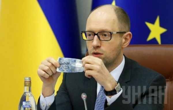 Яценюк заявил, что США не дают Украине оружие из-за запрета ЕС