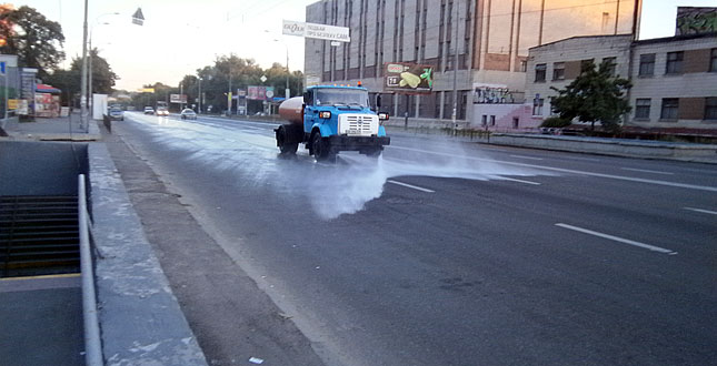 В Киеве интенсивно будут поливать дороги