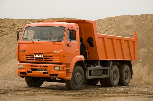 Российский рынок грузовиков вдвое сократился за месяц