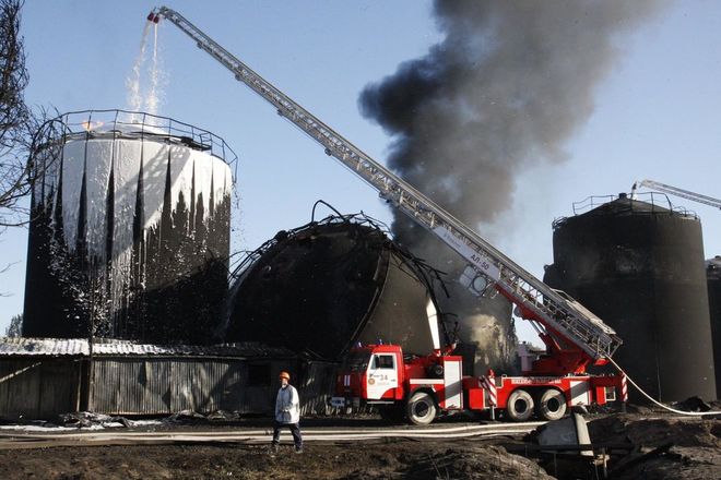 Пожар на нефтебазе под Киевом до сих пор не потушен