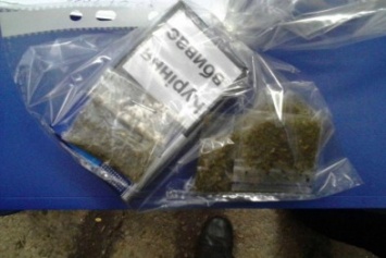 Подросток во время беседы с криворожским полицейским пытался "скинуть" несколько пакетов с наркотиком (ФОТО)