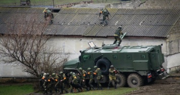 В Крыму российские военные устроили учения прямо на территории села. Людям запрещено выходить из дворов