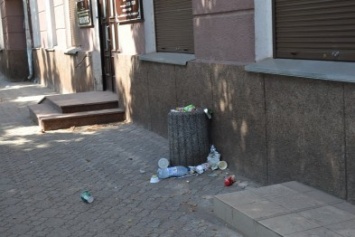 Любимый проспект криворожан утром выходного дня утопает в мусоре (ФОТО)