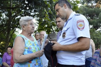 В Ялте участковые уполномоченные полиции приняли участие в сходе граждан